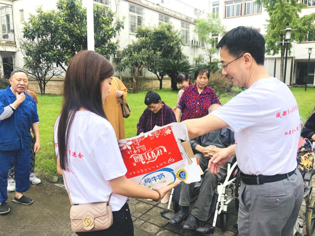 徐開強秘書長為老人們發(fā)放牛奶